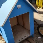 LOTE 320 - 01 CASA DE CACHORRO EM MADEIRA. (NO ESTADO) ATENÇÃO! FAZER A VISITAÇÃO ANTES DE ARREMATAR, NÃO SABEMOS SE FUNCIONA. LEILÃO NÃO TEM GARANTIA E NEM DEVOLUÇÃO, SUJEITO A POSSÍVEIS AVARIAS VISÍVEIS/OCULTAS E/OU AUSÊNCIA DE COMPONENTES.