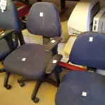 LOTE 299 - 03 CADEIRAS GIRATÓRIAS COM RODINHAS. (NO ESTADO) ATENÇÃO! FAZER A VISITAÇÃO ANTES DE ARREMATAR, NÃO SABEMOS SE FUNCIONA. LEILÃO NÃO TEM GARANTIA E NEM DEVOLUÇÃO, SUJEITO A POSSÍVEIS AVARIAS VISÍVEIS/OCULTAS E/OU AUSÊNCIA DE COMPONENTES.