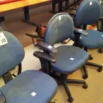 LOTE 300 - 03 CADEIRAS GIRATÓRIAS COM RODINHAS. (NO ESTADO) ATENÇÃO! FAZER A VISITAÇÃO ANTES DE ARREMATAR, NÃO SABEMOS SE FUNCIONA. LEILÃO NÃO TEM GARANTIA E NEM DEVOLUÇÃO, SUJEITO A POSSÍVEIS AVARIAS VISÍVEIS/OCULTAS E/OU AUSÊNCIA DE COMPONENTES.