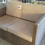 LOTE 064 - 01 SOFÁ DE JARDIM. (NO ESTADO EM QUE SE ENCONTRA. SUJEITO A AVARIAS OCULTAS/VISÍVEIS.) BH1517U