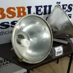 LOTE 266 - 02 LUMINÁRIAS PARA GALPÃO.  (NO ESTADO) ATENÇÃO! FAZER A VISITAÇÃO ANTES DE ARREMATAR, NÃO SABEMOS SE FUNCIONA. LEILÃO NÃO TEM GARANTIA E NEM DEVOLUÇÃO, SUJEITO A POSSÍVEIS AVARIAS VISÍVEIS/OCULTAS E/OU AUSÊNCIA DE COMPONENTES.