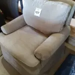 LOTE 127 - 01 POLTRONA. (NO ESTADO EM QUE SE ENCONTRA. SUJEITO A AVARIAS OCULTAS/VISÍVEIS.) AV9583M