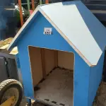 LOTE 320 - 01 CASA DE CACHORRO EM MADEIRA. (NO ESTADO) ATENÇÃO! FAZER A VISITAÇÃO ANTES DE ARREMATAR, NÃO SABEMOS SE FUNCIONA. LEILÃO NÃO TEM GARANTIA E NEM DEVOLUÇÃO, SUJEITO A POSSÍVEIS AVARIAS VISÍVEIS/OCULTAS E/OU AUSÊNCIA DE COMPONENTES.