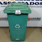 LOTE 330 - 01 LIXEIRA PLÁSTICA COM PEDAL. (NO ESTADO) ATENÇÃO! FAZER A VISITAÇÃO ANTES DE ARREMATAR, NÃO SABEMOS SE FUNCIONA. LEILÃO NÃO TEM GARANTIA E NEM DEVOLUÇÃO, SUJEITO A POSSÍVEIS AVARIAS VISÍVEIS/OCULTAS E/OU AUSÊNCIA DE COMPONENTES.
