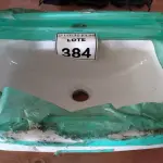 LOTE 384 - 01 LAVATÓRIO PARA BANHEIRO.  (NO ESTADO) ATENÇÃO! FAZER A VISITAÇÃO ANTES DE ARREMATAR, NÃO SABEMOS SE FUNCIONA. LEILÃO NÃO TEM GARANTIA E NEM DEVOLUÇÃO, SUJEITO A POSSÍVEIS AVARIAS VISÍVEIS/OCULTAS E/OU AUSÊNCIA DE COMPONENTES.