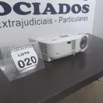 LOTE 020 - 01 PROJETOR MARCA NEC. (NO ESTADO) ATENÇÃO! FAZER A VISITAÇÃO ANTES DE ARREMATAR, NÃO SABEMOS SE FUNCIONA. LEILÃO NÃO TEM GARANTIA E NEM DEVOLUÇÃO, SUJEITO A POSSÍVEIS AVARIAS VISÍVEIS/OCULTAS E/OU AUSÊNCIA DE COMPONENTES.