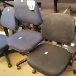LOTE 301 - 03 CADEIRAS GIRATÓRIAS COM RODINHAS. (NO ESTADO) ATENÇÃO! FAZER A VISITAÇÃO ANTES DE ARREMATAR, NÃO SABEMOS SE FUNCIONA. LEILÃO NÃO TEM GARANTIA E NEM DEVOLUÇÃO, SUJEITO A POSSÍVEIS AVARIAS VISÍVEIS/OCULTAS E/OU AUSÊNCIA DE COMPONENTES.
