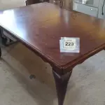 LOTE 229 - 01 MESA EM MADEIRA.  (NO ESTADO EM QUE SE ENCONTRA. SUJEITO A AVARIAS OCULTAS/VISÍVEIS.)  AV9946C