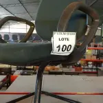 LOTE 100 - 01 CADEIRA DE ESCRITÓRIO COM PÉS FIXOS. (NO ESTADO) ATENÇÃO! FAZER A VISITAÇÃO ANTES DE ARREMATAR, NÃO SABEMOS SE FUNCIONA, LEILÃO NÃO TEM GARANTIA E NEM DEVOLUÇÃO, SUJEITO A POSSÍVEIS AVARIAS VISÍVEIS/OCULTAS E/OU AUSÊNCIA DE COMPONENTES.