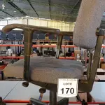 LOTE 170 - 01 CADEIRA DE ESCRITÓRIO GIRATÓRIA COM RODINHAS. (NO ESTADO) ATENÇÃO! FAZER A VISITAÇÃO ANTES DE ARREMATAR, NÃO SABEMOS SE FUNCIONA, LEILÃO NÃO TEM GARANTIA E NEM DEVOLUÇÃO, SUJEITO A POSSÍVEIS AVARIAS VISÍVEIS/OCULTAS E/OU AUSÊNCIA DE COMPONENTES.