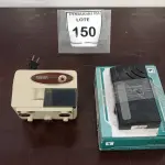 LOTE 150 - 01 APONTADOR DE LÁPIS ELÉTRICO E 01 SWITCH. (NO ESTADO EM QUE SE ENCONTRA. SUJEITO A AVARIAS OCULTAS/VISÍVEIS.)
