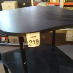 LOTE 219 - 01 MESA DE ESCRITÓRIO DE CANTO NA COR PRETA. (NO ESTADO) ATENÇÃO! FAZER A VISITAÇÃO ANTES DE ARREMATAR, NÃO SABEMOS SE FUNCIONA, LEILÃO NÃO TEM GARANTIA E NEM DEVOLUÇÃO, SUJEITO A POSSÍVEIS AVARIAS VISÍVEIS/OCULTAS E/OU AUSÊNCIA DE COMPONENTES.