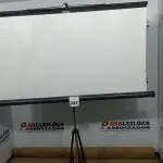 LOTE 092 - 01 TELA DE PROJEÇÃO RETRÁTIL. (NO ESTADO) ATENÇÃO! FAZER A VISITAÇÃO ANTES DE ARREMATAR, NÃO SABEMOS SE FUNCIONA, LEILÃO NÃO TEM GARANTIA E NEM DEVOLUÇÃO, SUJEITO A POSSÍVEIS AVARIAS VISÍVEIS/OCULTAS E/OU AUSÊNCIA DE COMPONENTES.