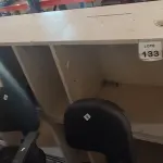 LOTE 133 - 02 BANCADAS 1,5M COM PORTA E 02 CADEIRAS DE ESCRITÓRIO GIRATÓRIAS COM RODINHAS. (NO ESTADO) ATENÇÃO! FAZER A VISITAÇÃO ANTES DE ARREMATAR, NÃO SABEMOS SE FUNCIONA, LEILÃO NÃO TEM GARANTIA E NEM DEVOLUÇÃO, SUJEITO A POSSÍVEIS AVARIAS VISÍVEIS/OCULTAS E/OU AUSÊNCIA DE COMPONENTES.