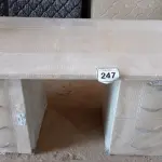 LOTE 247 -  01 MESA EM MADEIRA COM GAVETAS. (NO ESTADO EM QUE SE ENCONTRA. SUJEITO A AVARIAS OCULTAS/VISÍVEIS.)  