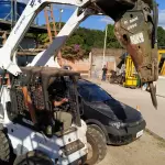 LOTE 176 - 01 MINI CARREGADEIRA BOBCAT S300 A DISEL COM 02 IMPLEMENTOS, ANO 2004. (NO ESTADO EM QUE SE ENCONTRA. SUJEITO A AVARIAS OCULTAS/VISÍVEIS.) AV9497M