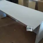 LOTE 236 -  01 MESA EM MADEIRA. (NO ESTADO EM QUE SE ENCONTRA. SUJEITO A AVARIAS OCULTAS/VISÍVEIS.)  