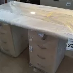 LOTE 224 -  01 MESA EM MADEIRA COM GAVETEIROS. (NO ESTADO EM QUE SE ENCONTRA. SUJEITO A AVARIAS OCULTAS/VISÍVEIS.)  