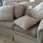 LOTE 212 - 01 SOFÁ 02 LUGARES. (NO ESTADO EM QUE SE ENCONTRA. SUJEITO A AVARIAS OCULTAS/VISÍVEIS.)  AU2079N