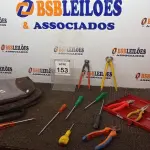 LOTE 153 - 01 CASE COM 04 CHAVE PHILIPS, 02 CHAVES DE FENDA, 01 ESTOJO COM 04 ALICATES DE FUNÇÕES VARIADAS E 02 ALICATES TURQUESA. (NO ESTADO) ATENÇÃO! FAZER A VISITAÇÃO ANTES DE ARREMATAR, NÃO SABEMOS SE FUNCIONA, LEILÃO NÃO TEM GARANTIA E NEM DEVOLUÇÃO, SUJEITO A POSSÍVEIS AVARIAS VISÍVEIS/OCULTAS E/OU AUSÊNCIA DE COMPONENTES.