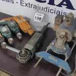 LOTE 138 - 03 FURADEIRAS ELÉTRICAS, 01 MARTELETE COMBINADO, 01 ESMERILHADEIRA 01 TESOURA ELÉTRICA PARA CORTE DE CHAPA METÁLICA. (NO ESTADO) ATENÇÃO! FAZER A VISITAÇÃO ANTES DE ARREMATAR, NÃO SABEMOS SE FUNCIONA, LEILÃO NÃO TEM GARANTIA E NEM DEVOLUÇÃO, SUJEITO A POSSÍVEIS AVARIAS VISÍVEIS/OCULTAS E/OU AUSÊNCIA DE COMPONENTES.