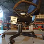 LOTE 050 - 01 CADEIRA GIRATÓRIA COM RODINHAS. (NO ESTADO) ATENÇÃO! FAZER A VISITAÇÃO ANTES DE ARREMATAR, NÃO SABEMOS SE FUNCIONA, LEILÃO NÃO TEM GARANTIA E NEM DEVOLUÇÃO, SUJEITO A POSSÍVEIS AVARIAS VISÍVEIS/OCULTAS E/OU AUSÊNCIA DE COMPONENTES.