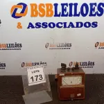 LOTE 173 - 01 MULTÍMETRO ANTIGO. (NO ESTADO) ATENÇÃO! FAZER A VISITAÇÃO ANTES DE ARREMATAR, NÃO SABEMOS SE FUNCIONA, LEILÃO NÃO TEM GARANTIA E NEM DEVOLUÇÃO, SUJEITO A POSSÍVEIS AVARIAS VISÍVEIS/OCULTAS E/OU AUSÊNCIA DE COMPONENTES.