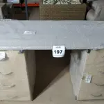 LOTE 197 -  01 MESA EM MADEIRA COM GAVETEIROS. (NO ESTADO EM QUE SE ENCONTRA. SUJEITO A AVARIAS OCULTAS/VISÍVEIS.)  