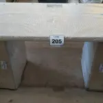 LOTE 205 - 01 MESA EM MADEIRA COM GAVETEIROS.  (NO ESTADO EM QUE SE ENCONTRA. SUJEITO A AVARIAS OCULTAS/VISÍVEIS.)  
