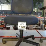 LOTE 160 - 01 CADEIRA DE ESCRITÓRIO GIRATÓRIA COM RODINHAS. (NO ESTADO) ATENÇÃO! FAZER A VISITAÇÃO ANTES DE ARREMATAR, NÃO SABEMOS SE FUNCIONA, LEILÃO NÃO TEM GARANTIA E NEM DEVOLUÇÃO, SUJEITO A POSSÍVEIS AVARIAS VISÍVEIS/OCULTAS E/OU AUSÊNCIA DE COMPONENTES.