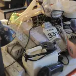 LOTE 331 - 01 LOTE COM LUMINÁRIA DE MESA, ASPIRADOR DE PÓ ROBÔ, NEBULIZADOR E MATERIAIS DIVERSOS. (NO ESTADO) ATENÇÃO! FAZER A VISITAÇÃO ANTES DE ARREMATAR, NÃO SABEMOS SE FUNCIONA. LEILÃO NÃO TEM GARANTIA E NEM DEVOLUÇÃO, SUJEITO A POSSÍVEIS AVARIAS VISÍVEIS/OCULTAS E/OU AUSÊNCIA DE COMPONENTES.