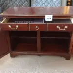 LOTE 244 - 01 CÔMODA EM MADEIRA COM 01 GAVETA E 02 PORTAS.  (NO ESTADO EM QUE SE ENCONTRA. SUJEITO A AVARIAS OCULTAS/VISÍVEIS.)  AV9531M