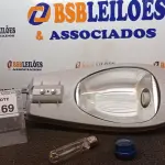 LOTE 169 - 01 LUMINÁRIA DE POSTE. (NO ESTADO) ATENÇÃO! FAZER A VISITAÇÃO ANTES DE ARREMATAR, NÃO SABEMOS SE FUNCIONA, LEILÃO NÃO TEM GARANTIA E NEM DEVOLUÇÃO, SUJEITO A POSSÍVEIS AVARIAS VISÍVEIS/OCULTAS E/OU AUSÊNCIA DE COMPONENTES.