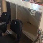 LOTE 133 - 02 BANCADAS 1,5M COM PORTA E 02 CADEIRAS DE ESCRITÓRIO GIRATÓRIAS COM RODINHAS. (NO ESTADO) ATENÇÃO! FAZER A VISITAÇÃO ANTES DE ARREMATAR, NÃO SABEMOS SE FUNCIONA, LEILÃO NÃO TEM GARANTIA E NEM DEVOLUÇÃO, SUJEITO A POSSÍVEIS AVARIAS VISÍVEIS/OCULTAS E/OU AUSÊNCIA DE COMPONENTES.