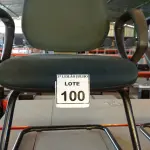 LOTE 100 - 01 CADEIRA DE ESCRITÓRIO COM PÉS FIXOS. (NO ESTADO) ATENÇÃO! FAZER A VISITAÇÃO ANTES DE ARREMATAR, NÃO SABEMOS SE FUNCIONA, LEILÃO NÃO TEM GARANTIA E NEM DEVOLUÇÃO, SUJEITO A POSSÍVEIS AVARIAS VISÍVEIS/OCULTAS E/OU AUSÊNCIA DE COMPONENTES.