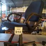 LOTE 010 - 01 CADEIRA GIRATÓRIA COM RODINHAS. (NO ESTADO) ATENÇÃO! FAZER A VISITAÇÃO ANTES DE ARREMATAR, NÃO SABEMOS SE FUNCIONA, LEILÃO NÃO TEM GARANTIA E NEM DEVOLUÇÃO, SUJEITO A POSSÍVEIS AVARIAS VISÍVEIS/OCULTAS E/OU AUSÊNCIA DE COMPONENTES.