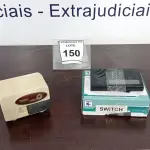 LOTE 150 - 01 APONTADOR DE LÁPIS ELÉTRICO E 01 SWITCH. (NO ESTADO EM QUE SE ENCONTRA. SUJEITO A AVARIAS OCULTAS/VISÍVEIS.)
