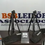 LOTE 218 - 02 TRIPÉS PARA CÂMERA MARCA TOMATE. (NO ESTADO) ATENÇÃO! FAZER A VISITAÇÃO ANTES DE ARREMATAR, NÃO SABEMOS SE FUNCIONA, LEILÃO NÃO TEM GARANTIA E NEM DEVOLUÇÃO, SUJEITO A POSSÍVEIS AVARIAS VISÍVEIS/OCULTAS E/OU AUSÊNCIA DE COMPONENTES.