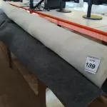 LOTE 189 -  01 TAPETE CINZA. (NO ESTADO EM QUE SE ENCONTRA. SUJEITO A AVARIAS OCULTAS/VISÍVEIS.)  