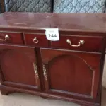 LOTE 244 - 01 CÔMODA EM MADEIRA COM 01 GAVETA E 02 PORTAS.  (NO ESTADO EM QUE SE ENCONTRA. SUJEITO A AVARIAS OCULTAS/VISÍVEIS.)  AV9531M