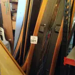 LOTE 001 - 01 MESA DE REUNIÕES EM MADEIRA E TAMPO DE VIDRO. (NO ESTADO) ATENÇÃO! FAZER A VISITAÇÃO ANTES DE ARREMATAR, NÃO SABEMOS SE FUNCIONA, LEILÃO NÃO TEM GARANTIA E NEM DEVOLUÇÃO, SUJEITO A POSSÍVEIS AVARIAS VISÍVEIS/OCULTAS E/OU AUSÊNCIA DE COMPONENTES.