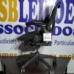 LOTE 213 - 01 CADEIRA HERMA MILLER.  (NO ESTADO EM QUE SE ENCONTRA. SUJEITO A AVARIAS OCULTAS/VISÍVEIS.)  