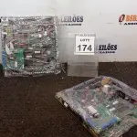 LOTE 174 - 02 PLACAS MÃE. (NO ESTADO) ATENÇÃO! FAZER A VISITAÇÃO ANTES DE ARREMATAR, NÃO SABEMOS SE FUNCIONA, LEILÃO NÃO TEM GARANTIA E NEM DEVOLUÇÃO, SUJEITO A POSSÍVEIS AVARIAS VISÍVEIS/OCULTAS E/OU AUSÊNCIA DE COMPONENTES.