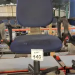 LOTE 140 - 01 CADEIRA DE ESCRITÓRIO GIRATÓRIA COM RODINHAS. (NO ESTADO) ATENÇÃO! FAZER A VISITAÇÃO ANTES DE ARREMATAR, NÃO SABEMOS SE FUNCIONA, LEILÃO NÃO TEM GARANTIA E NEM DEVOLUÇÃO, SUJEITO A POSSÍVEIS AVARIAS VISÍVEIS/OCULTAS E/OU AUSÊNCIA DE COMPONENTES.