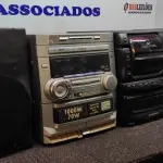 LOTE 104 - 02 APARELHOS DE SOM E 06 CAIXAS AVULSAS. (NO ESTADO) ATENÇÃO! FAZER A VISITAÇÃO ANTES DE ARREMATAR, NÃO SABEMOS SE FUNCIONA. LEILÃO NÃO TEM GARANTIA E NEM DEVOLUÇÃO, SUJEITO A POSSÍVEIS AVARIAS VISÍVEIS/OCULTAS E/OU AUSÊNCIA DE COMPONENTES.
