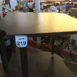 LOTE 219 - 01 MESA DE ESCRITÓRIO DE CANTO NA COR PRETA. (NO ESTADO) ATENÇÃO! FAZER A VISITAÇÃO ANTES DE ARREMATAR, NÃO SABEMOS SE FUNCIONA, LEILÃO NÃO TEM GARANTIA E NEM DEVOLUÇÃO, SUJEITO A POSSÍVEIS AVARIAS VISÍVEIS/OCULTAS E/OU AUSÊNCIA DE COMPONENTES.