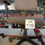 LOTE 170 - 01 CADEIRA DE ESCRITÓRIO GIRATÓRIA COM RODINHAS. (NO ESTADO) ATENÇÃO! FAZER A VISITAÇÃO ANTES DE ARREMATAR, NÃO SABEMOS SE FUNCIONA, LEILÃO NÃO TEM GARANTIA E NEM DEVOLUÇÃO, SUJEITO A POSSÍVEIS AVARIAS VISÍVEIS/OCULTAS E/OU AUSÊNCIA DE COMPONENTES.