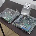 LOTE 107 - 02 PLACAS MÃE. (NO ESTADO) ATENÇÃO! FAZER A VISITAÇÃO ANTES DE ARREMATAR, NÃO SABEMOS SE FUNCIONA, LEILÃO NÃO TEM GARANTIA E NEM DEVOLUÇÃO, SUJEITO A POSSÍVEIS AVARIAS VISÍVEIS/OCULTAS E/OU AUSÊNCIA DE COMPONENTES.
