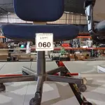 LOTE 060 - 01 CADEIRA GIRATÓRIA COM RODINHAS. (NO ESTADO) ATENÇÃO! FAZER A VISITAÇÃO ANTES DE ARREMATAR, NÃO SABEMOS SE FUNCIONA, LEILÃO NÃO TEM GARANTIA E NEM DEVOLUÇÃO, SUJEITO A POSSÍVEIS AVARIAS VISÍVEIS/OCULTAS E/OU AUSÊNCIA DE COMPONENTES.