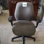 LOTE 234 -  01 CADEIRA GIRATÓRIA. (NO ESTADO EM QUE SE ENCONTRA. SUJEITO A AVARIAS OCULTAS/VISÍVEIS.)  